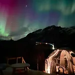 Lofoten Glamping Dome * Myrland