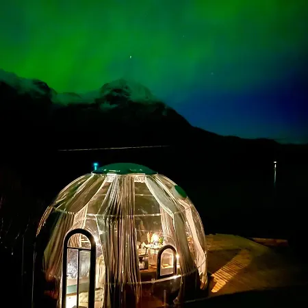 Luxury tent Lofoten Glampingdome