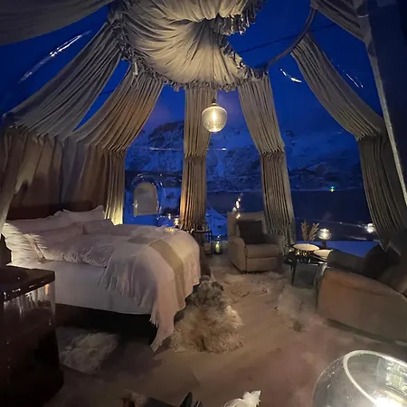 Lofoten Glamping Dome * Myrland
