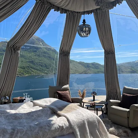 Lofoten Glamping Dome ラグジュアリーテント